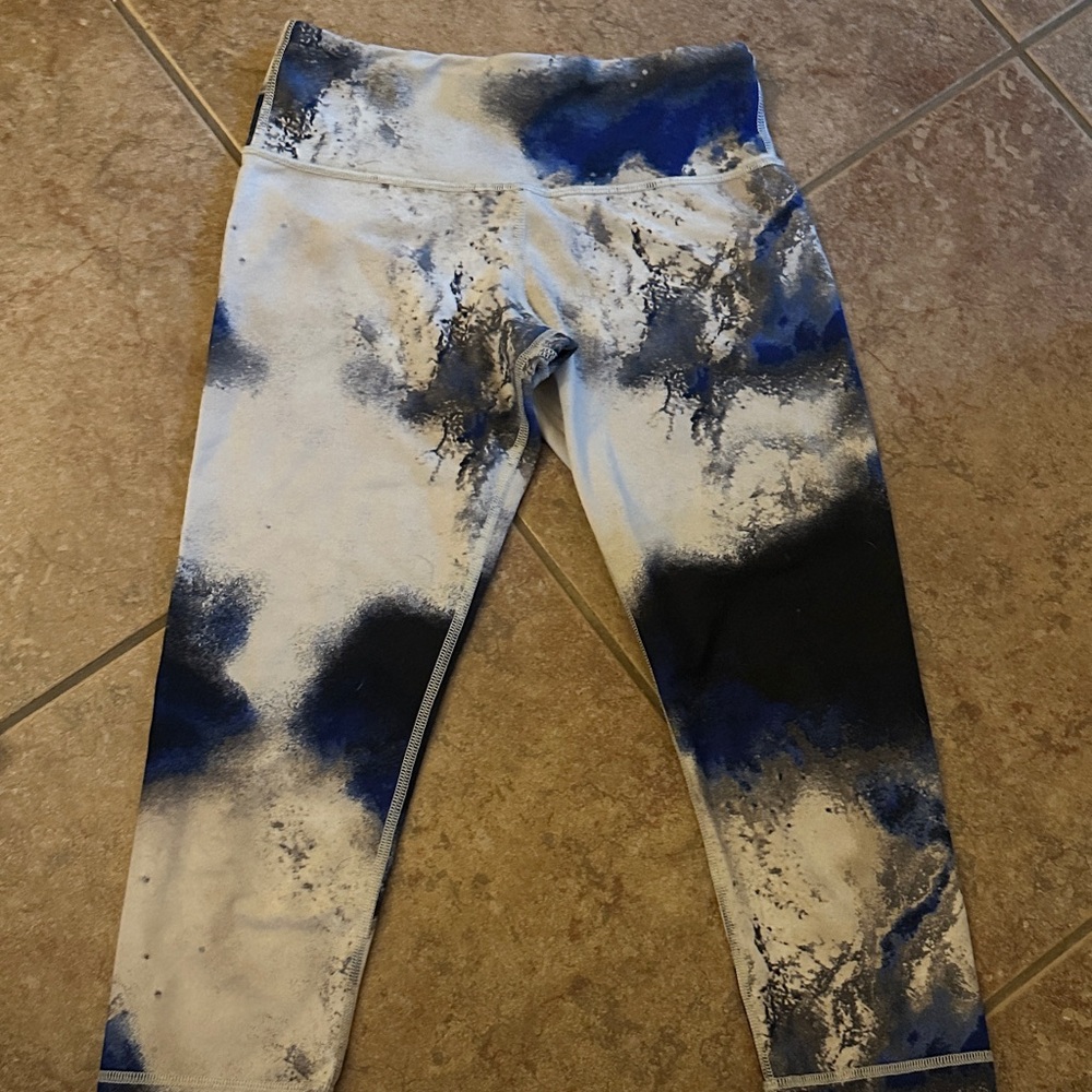 Vintage Lululemon Blue/Grey/Black/White Cropped Leggings Size 4